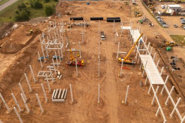 Yaz boyunca bir sürü makineli büyük bir inşaat alanının insansız hava aracı fotoğrafçılığı