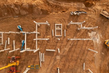 Yaz boyunca bir sürü makineli büyük bir inşaat alanının insansız hava aracı fotoğrafçılığı