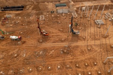 Yaz boyunca bir sürü makineli büyük bir inşaat alanının insansız hava aracı fotoğrafçılığı