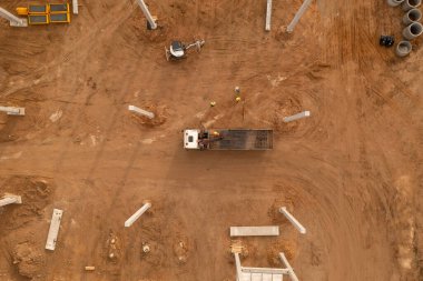 Yaz boyunca bir sürü makineli büyük bir inşaat alanının insansız hava aracı fotoğrafçılığı