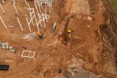 Yaz boyunca bir sürü makineli büyük bir inşaat alanının insansız hava aracı fotoğrafçılığı