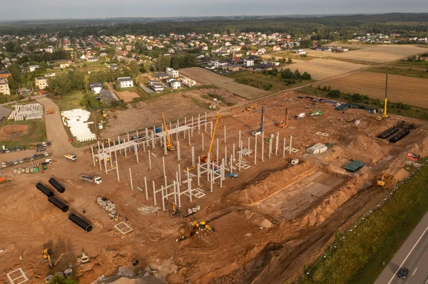 Yaz boyunca bir sürü makineli büyük bir inşaat alanının insansız hava aracı fotoğrafçılığı