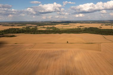 Yaz bulutlu bir günde buğday tarlalarının drone fotoğrafçılığı
