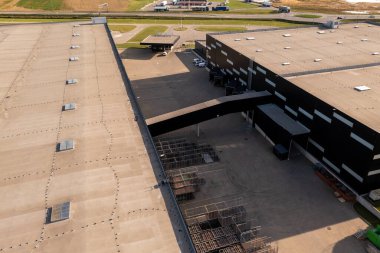 Yaz günü bir depo kompleksinin insansız hava aracı fotoğrafları