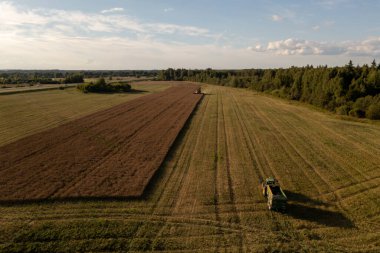 Buğday ve traktörü birleştiren drone fotoğrafçılığı yaz boyunca nakletmek için bekliyor..