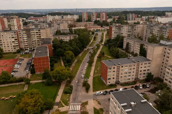 Drone Fotografia Starego Wielopiętrowego Kompleksu Apartamentowego Drzewami Dużą Ilością Zieleni — Zdjęcie stockowe