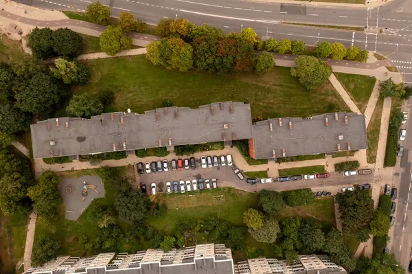 Drone Fotografering Gamla Flervåningslägenhet Komplex Med Träd Och Massor Grönska — Stockfoto