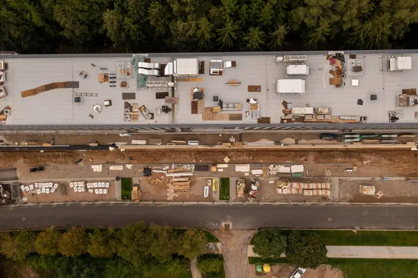 Yaz bulutlu bir günde bir ormanın yakınına inşa edilen yeni iş merkezinin insansız hava aracı fotoğrafları..