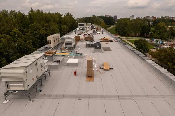 Yaz bulutlu bir günde inşaat ekipmanlarıyla inşa edilen yeni binanın drone fotoğrafçılığı