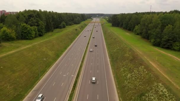 曇った夏の日に交通量の高い都市近くの大きな高速道路のドローン映像 — ストック動画