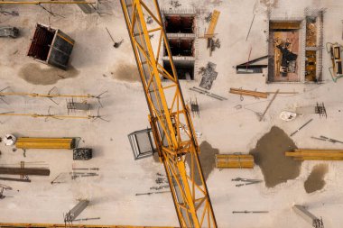 İnşaat alanının insansız hava aracı fotoğrafları ve yaz boyunca çelik bir vinç.