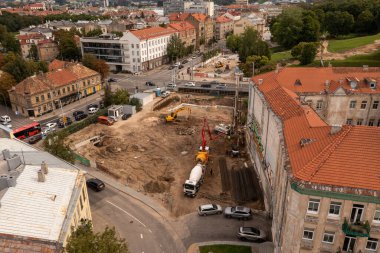 Yaz günü başka bir binanın yakınındaki inşaat sahasının insansız hava aracı fotoğrafları..