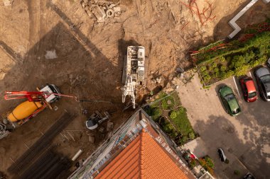 Yaz günü başka bir binanın yakınındaki inşaat sahasının insansız hava aracı fotoğrafları..