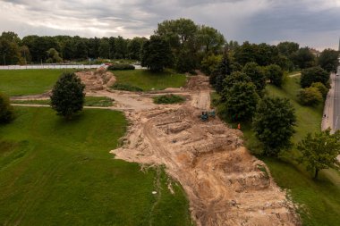 Yaz bulutlu bir günde şehrin ortasında parkın yeniden inşa edilişinin insansız hava aracı fotoğrafları.