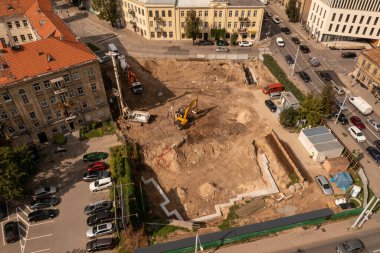 Yaz günü başka bir binanın yakınındaki inşaat sahasının insansız hava aracı fotoğrafları..