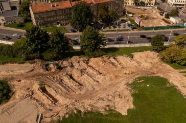 Yaz bulutlu bir günde şehrin ortasında parkın yeniden inşa edilişinin insansız hava aracı fotoğrafları.
