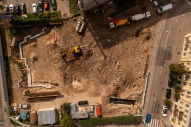 Yaz günü başka bir binanın yakınındaki inşaat sahasının insansız hava aracı fotoğrafları..