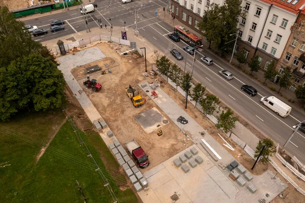 Otopark inşaatlarının insansız hava aracı fotoğrafları bulutlu yaz günlerinde bir parkın yakınındaki bir şehri gösteriyor.