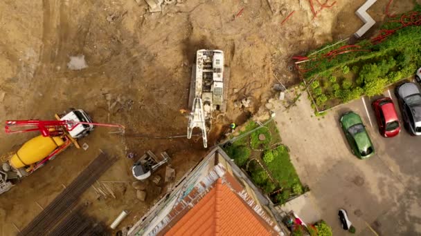 Drohnenaufnahmen Von Einer Baustelle Mitten Der Stadt Der Nähe Eines — Stockvideo