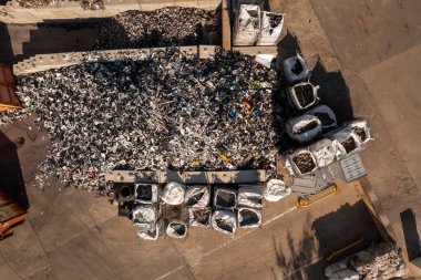 Yaz boyunca geri dönüşüm yeri ve geri dönüşümlü plastik ve metal malzemelerinin depolanması için drone fotoğrafçılığı