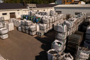 Yaz boyunca geri dönüşüm yeri ve geri dönüşümlü plastik ve metal malzemelerinin depolanması için drone fotoğrafçılığı