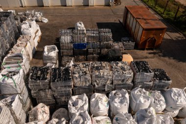 Yaz boyunca geri dönüşüm yeri ve geri dönüşümlü plastik ve metal malzemelerinin depolanması için drone fotoğrafçılığı