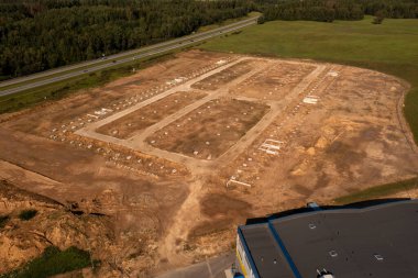Güneşli yaz günlerinde terk edilmiş inşaat alanlarının ve beton blokların insansız hava aracı fotoğrafları