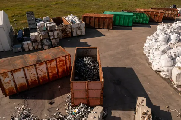 Yaz boyunca geri dönüşüm yeri ve geri dönüşümlü plastik ve metal malzemelerinin depolanması için drone fotoğrafçılığı