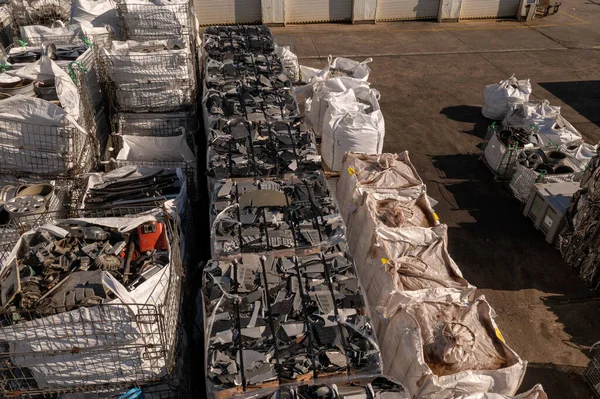 Yaz boyunca geri dönüşüm yeri ve geri dönüşümlü plastik ve metal malzemelerinin depolanması için drone fotoğrafçılığı