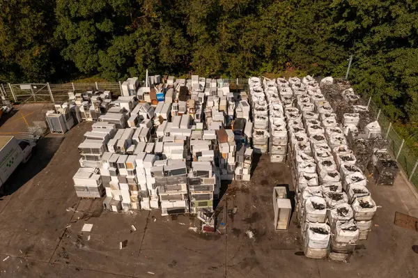 Yaz boyunca geri dönüşüm yeri ve geri dönüşümlü plastik ve metal malzemelerinin depolanması için drone fotoğrafçılığı