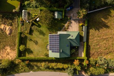 Güneşli yaz günlerinde güneş panelleri olan insansız hava aracı fotoğrafçılığı veya banliyö evi.