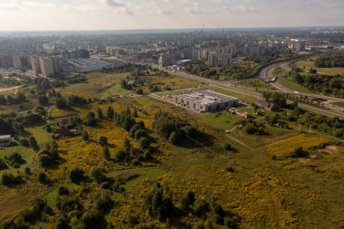 Yaz boyunca lojistik depo, şehir manzarası ve otoyolun insansız hava aracı fotoğrafları.