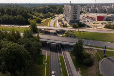 Yaz günü bir kentte otoyolun, köprünün ve yolun insansız hava aracı görüntüleri çekiliyor.