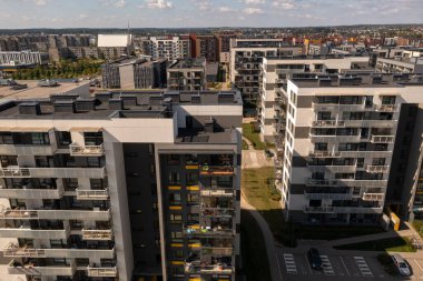 Yaz güneşli bir günde şehrin çok katlı yeni apartmanlarının insansız hava aracı fotoğrafları.