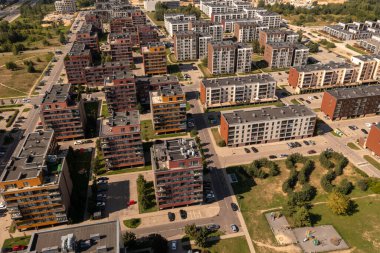 Yaz güneşli bir günde şehrin çok katlı yeni apartmanlarının insansız hava aracı fotoğrafları.