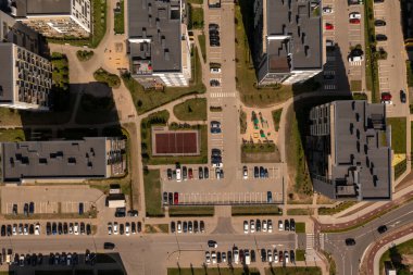 Yaz güneşli bir günde şehrin çok katlı yeni apartmanlarının insansız hava aracı fotoğrafları.