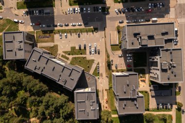 Yaz güneşli bir günde şehrin çok katlı yeni apartmanlarının insansız hava aracı fotoğrafları.