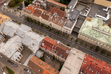 Kapalı şehrin insansız hava aracı fotoğrafları ve yaz boyunca maraton koşan insanlar.