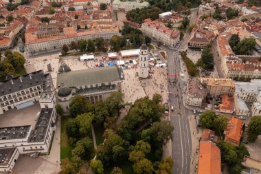 Kapatılan şehrin İHA fotoğrafçılığı yaz günü bir şehir merkezinde bir maraton ve buluşma yeri için