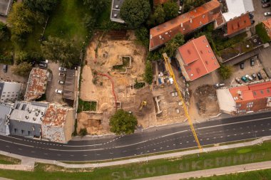 Yaz günü şehrin ortasındaki yüksek binaların insansız hava aracı fotoğrafları.