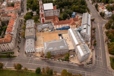Yaz günü şehrin ortasındaki büyük terk edilmiş bina yenileme sahasının insansız hava aracı fotoğrafları.