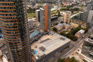 Sonbahar günü şehir merkezindeki çok katlı bir otoparkın insansız hava aracı fotoğrafları.