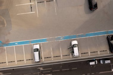 Sonbahar günü birkaç arabalı bir otoparkın insansız hava aracı fotoğrafı.