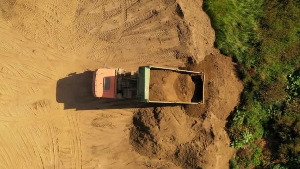 Güneşli Sonbahar Gününde Büyük Kamyonun Toprak Taşıdığı Boşalttığı Drone Görüntüleri — Stok video