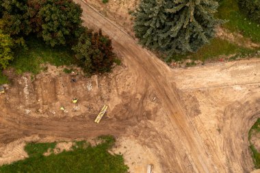 Sonbahar bulutlu bir günde, parkın makinelerle yeniden inşasının insansız hava aracı fotoğrafçılığı