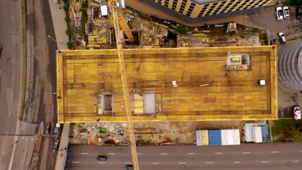 Drone Filmato Nuovo Cantiere Gru Paesaggio Urbano Durante Nuvolosa Giornata — Video Stock