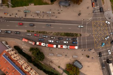 Sonbahar günü yüksek trafik kavşağı ve otobüs durağının insansız hava aracı fotoğrafları