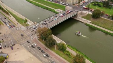 Sonbahar günü yüksek trafik köprüsünün insansız hava aracı görüntüleri
