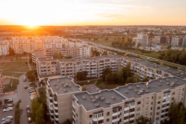 Sonbahar günbatımında yeni apartman kompleksinin insansız hava aracı fotoğrafları