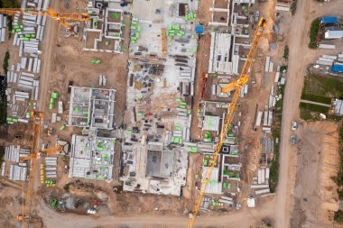 Sonbahar günbatımında yeni binaların insansız hava aracı fotoğrafçılığı şantiyesi